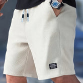 Calções Casuais Masculinos com Textura, Cintura com Cordão, Tecido Leve de Poliéster, Bolsos para Uso Diário, Praia ou Atividades ao Ar Livre | Calções com Cordão | Calções Leves